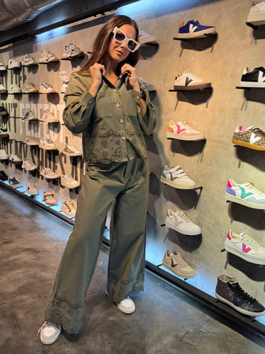 Set camisa manga larga bordada y pantalón con cinturón oliva