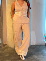 Set beige de chaleco y pantalón con bordado nude