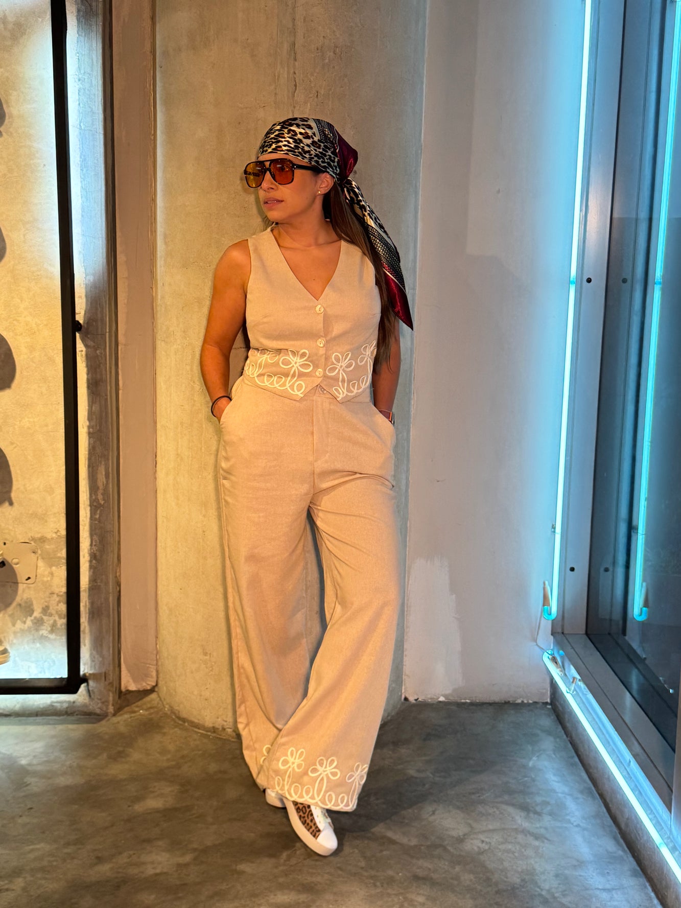 Set beige de chaleco y pantalón con bordado nude