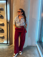 Pantalón vino palazzo con botón