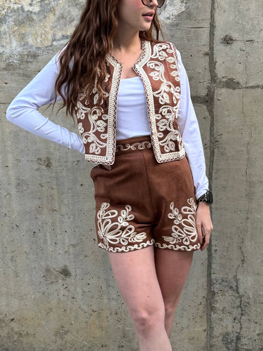 Set chaleco y short marrón con bordado nude