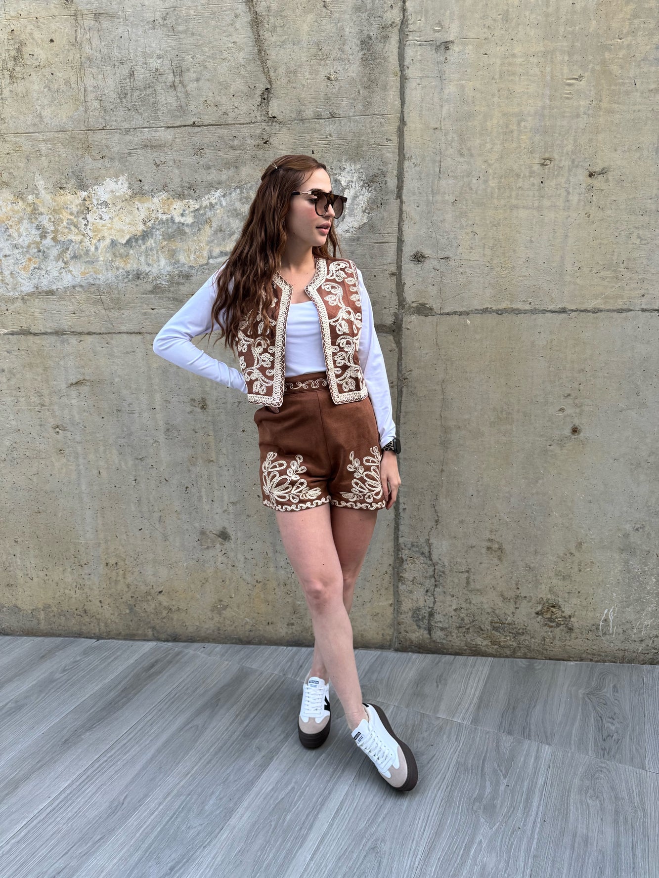 Set chaleco y short marrón con bordado nude