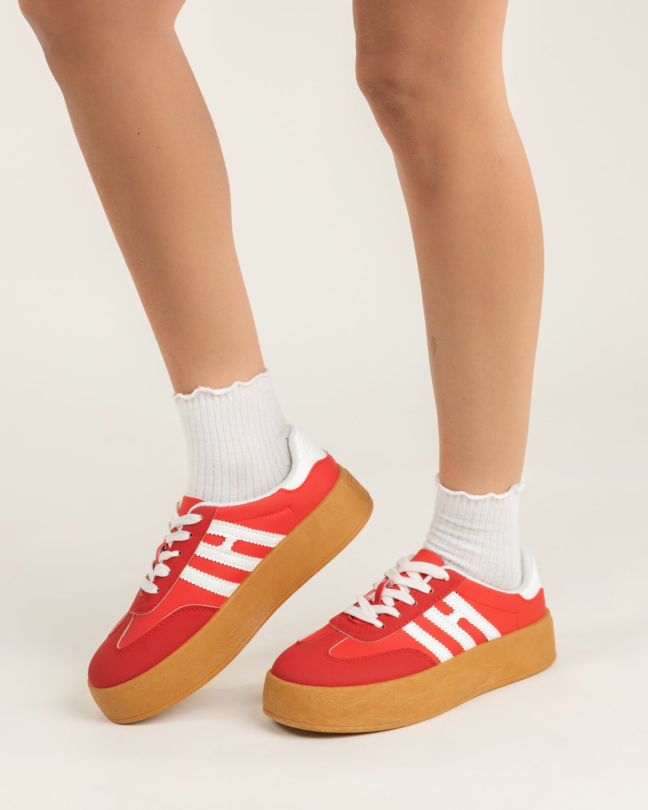 Sneakers rojo y blanco de plataforma