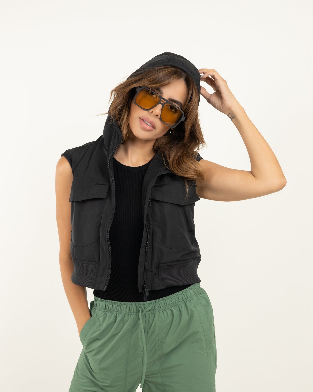 Chaleco cropped cargo negro
