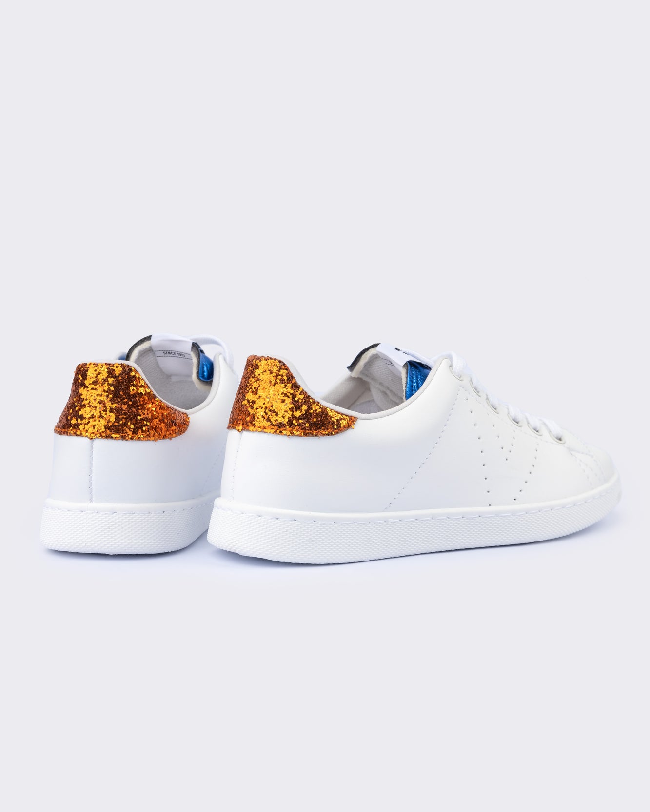 Tenis blanco y glitter naranja