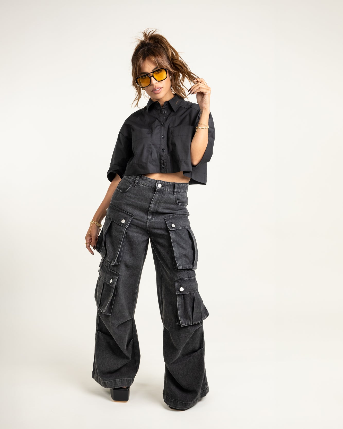 Camisa cropped negra manga corta