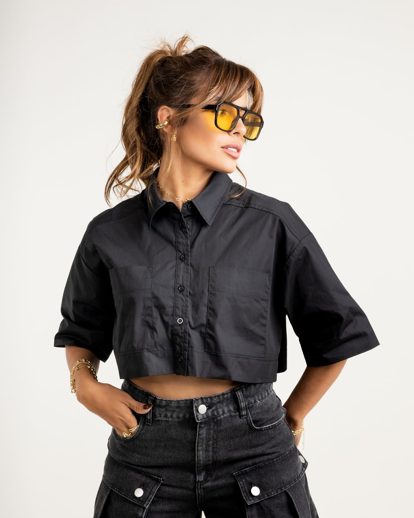 Camisa cropped negra manga corta