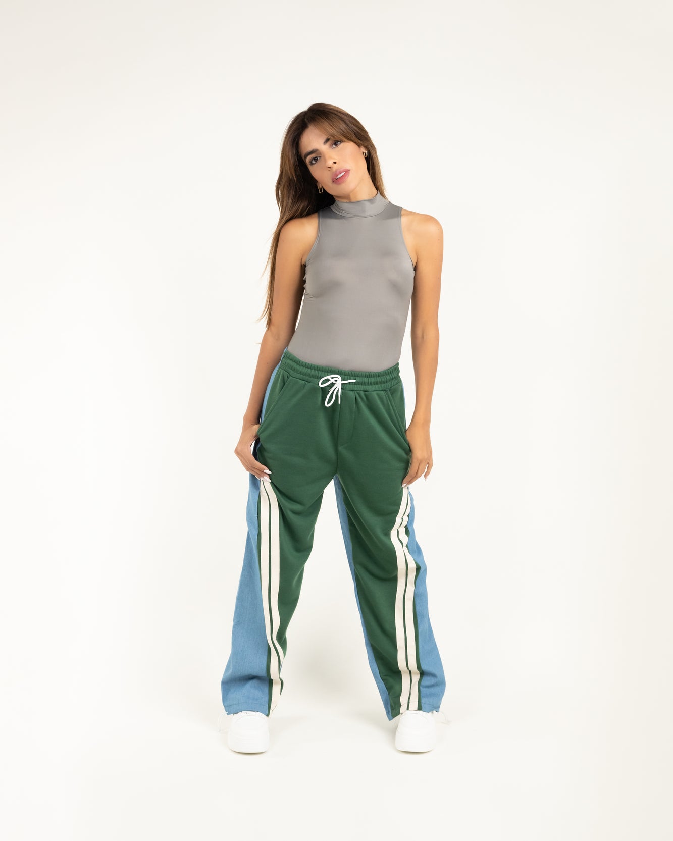 Track pants de jean con paneles verde