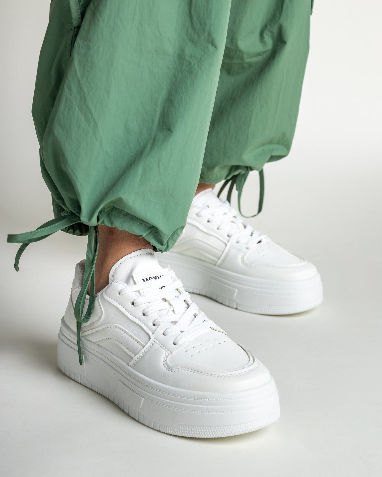 Sneakers blancos con apliques blanco