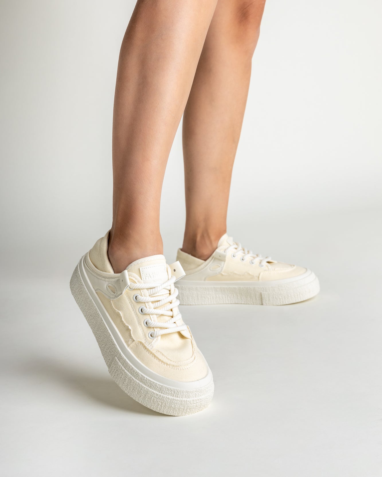 Sneakers de lona y plataforma off white