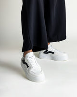 Sneakers blancos con apliques negro