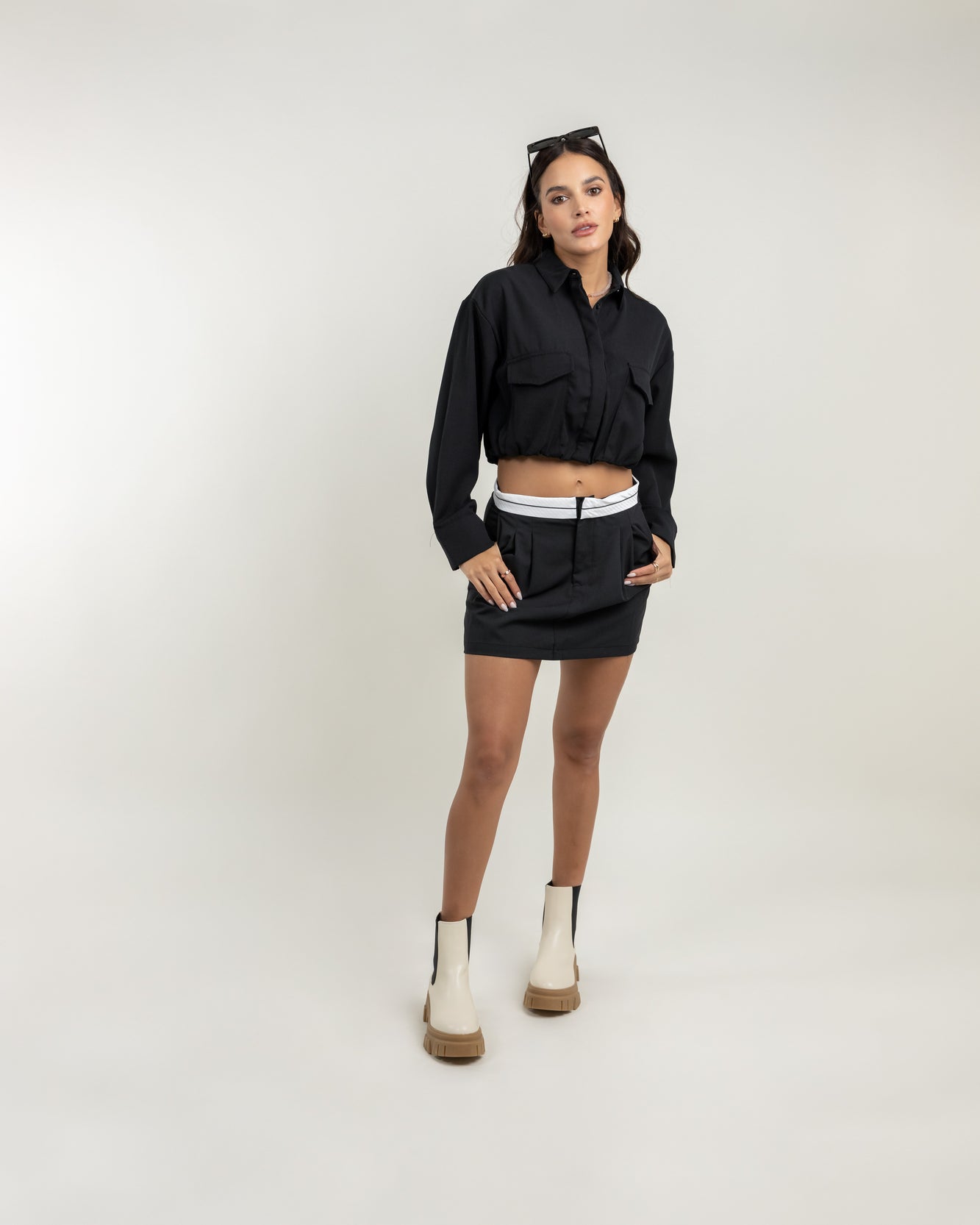 Camisa cropped negra con elástico