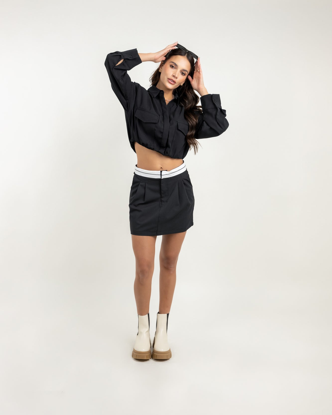 Camisa cropped negra con elástico