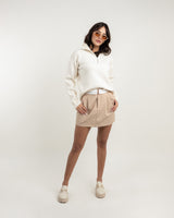 Falda beige con pinzas y pretina blanca