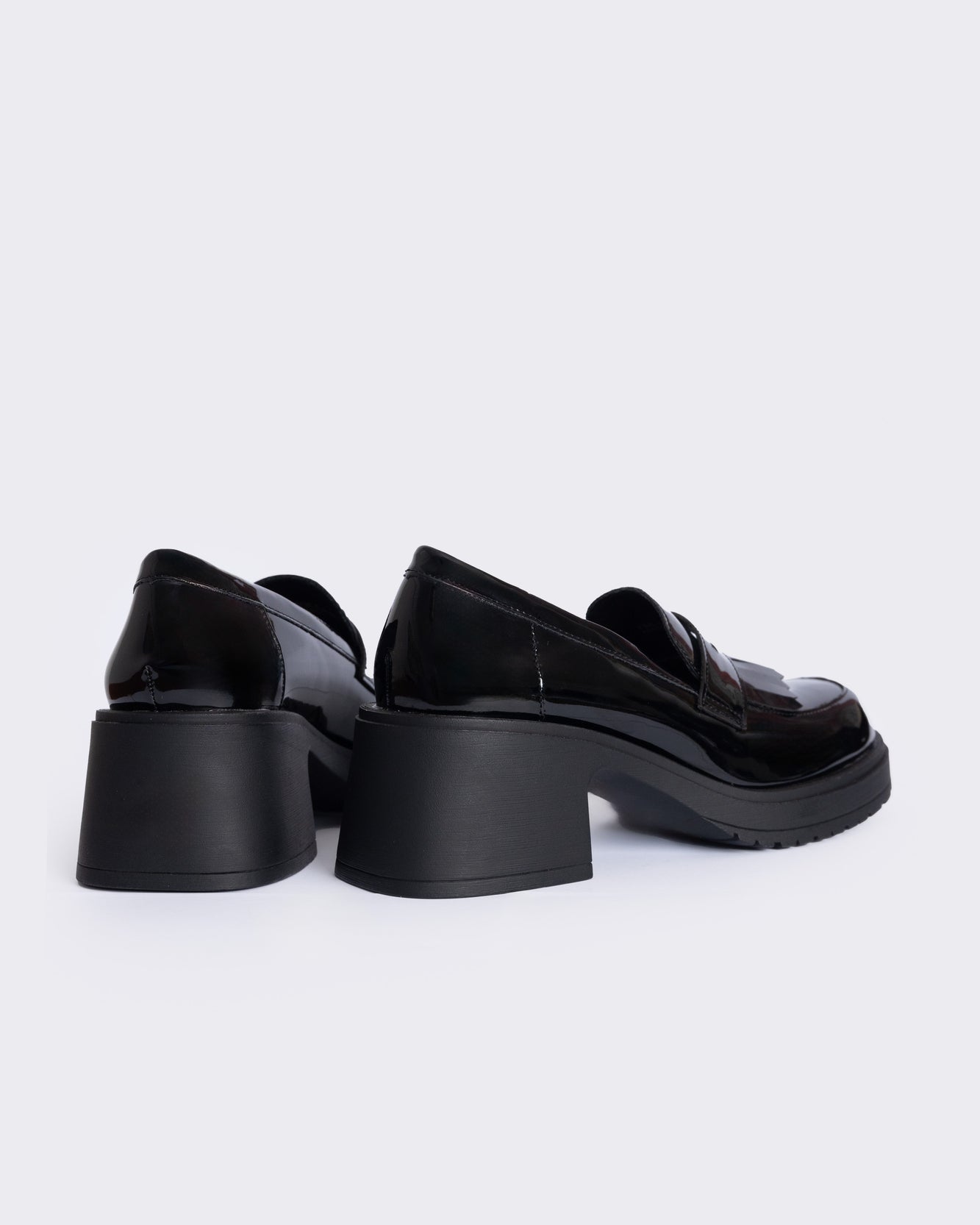 Mocasines de patente negro con tacón