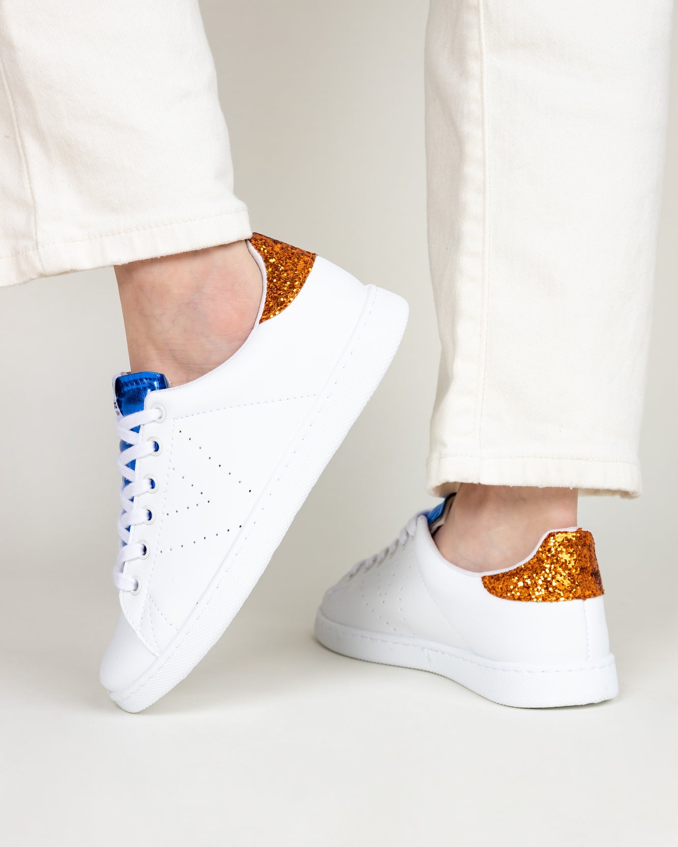 Tenis blanco y glitter naranja