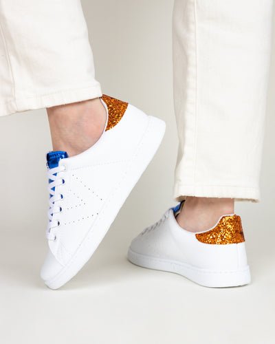 Tenis blanco y glitter naranja