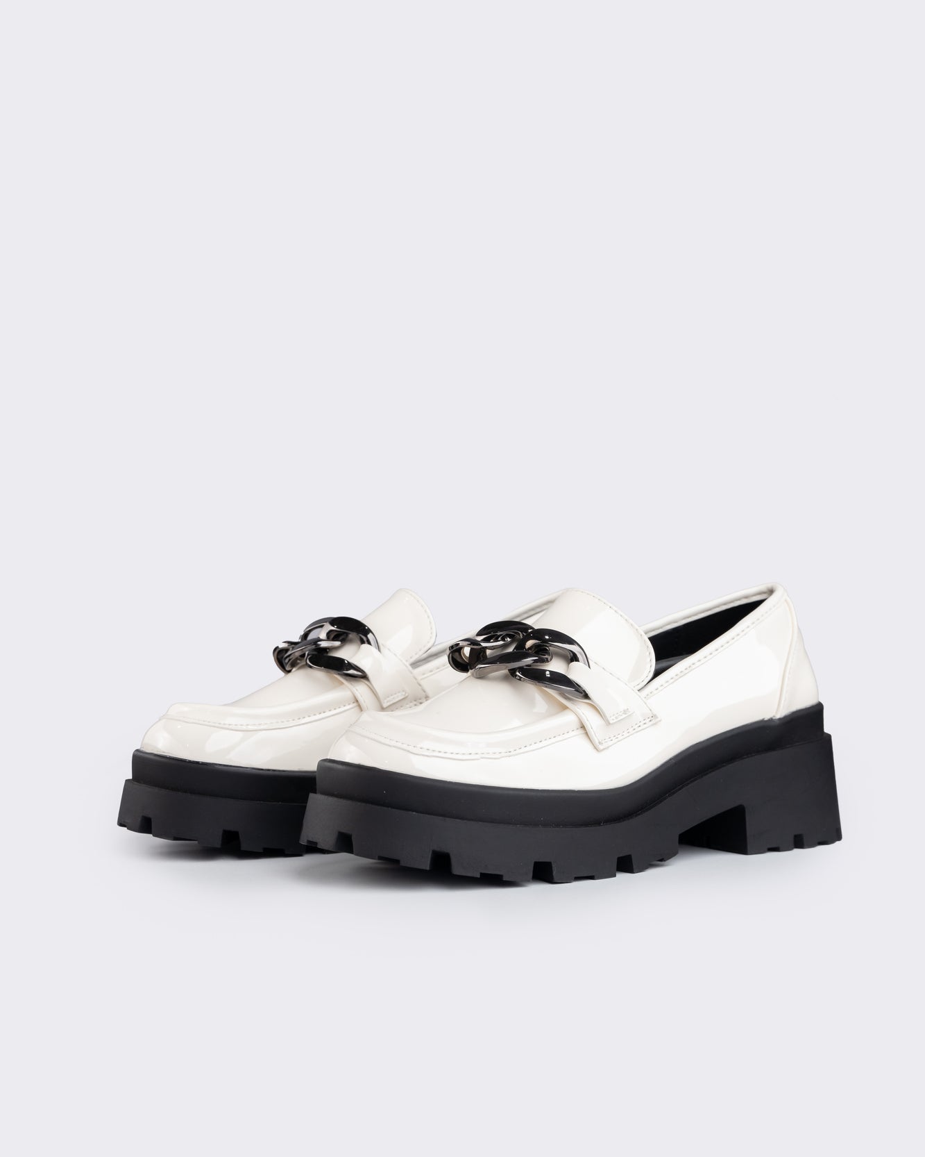 Mocasines de patente off white con hebillas oscuras